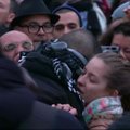Musulmonas užrištomis akimis Paryžiuje pasiūlė užuojautos apsikabinimus