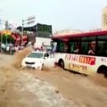 Kinijoje pavyko išgelbėti potvynio nešamo automobilio keleivius