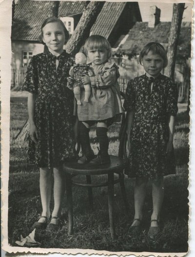 Sesės iš kairės: Afanasija, Nadežda ir Lilija Isajevos Melnragėje netoli savo namų Molo g. 1955 (1956) m.