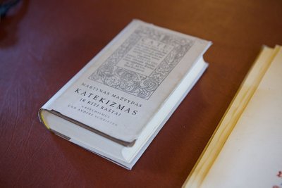 VU bibliotekoje eksponuojamas M. Mažvydo „Katekizmo“ originalas