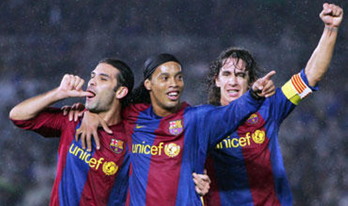 "FC Barcelona" futbolininkai Rafaelis Marquezas, Ronaldinho ir Carlesas Puyolis