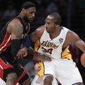 NBA milžinų dvikovoje „Lakers“ klubas pranoko „Heat“ komandą, L.Kleiza „Raptors“ pelnė 4 taškus