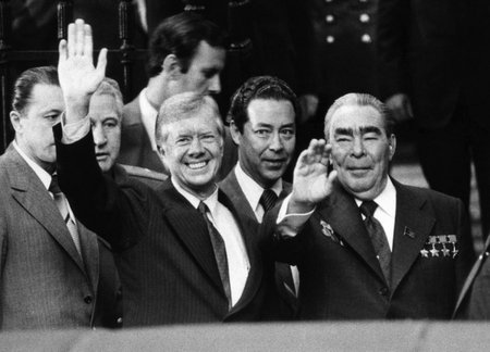 Iš kairės: JAV prezidentas Jimmy Carteris, vertėjas  Viktoras Suchodrevas ir Sovietų Sąjungos generalinis sekretorius Leonidas Brežnevas