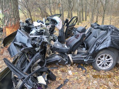 Lapkričio 5 d. Kauno rajone žuvo 19 m. kėdainietis, vairavęs savo tėvo BMW. Jis trenkėsi į medį ir iškart mirė