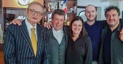 Iš kairės su akiniais gastronomijos kritikas Jean-Luc Petitrenaud, toliau Top šefas Christian Constant, Dovilė su vyru bei master šefas Yves Camdeborde