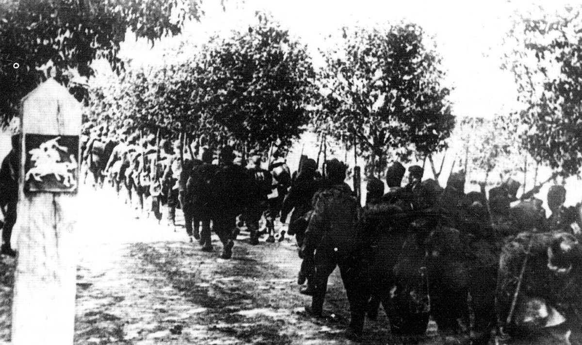 Raudonoji armija peržengia Lietuvos valstybinę sieną. 1940 m. birželio 15 d.