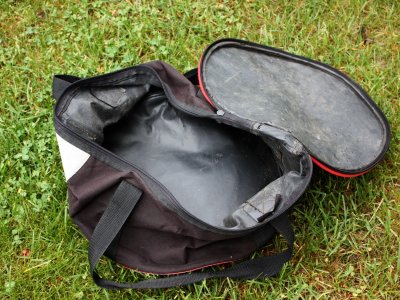 Krepšys iš gumuoto audinio, su dangčiu, skirtas pašarams ir masalams
