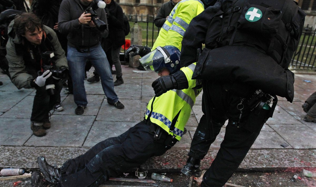 Britanijos studentai susirėmė su policija 