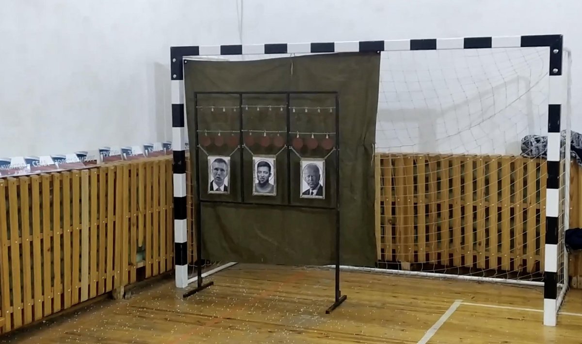 Rusijoje moksleiviai mokomi šaudyti į Zelenskį ir Bideną