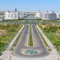 Turtingo ir auksu tviskančio Turkmėnistano piliečiai slapta viešina realią padėtį: išblizginta sostinė – tik gražus viršelis šalies, kurios vidus supuvęs