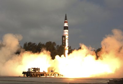 Indija išbandė tolimojo nuotolio raketą "Agni V"
