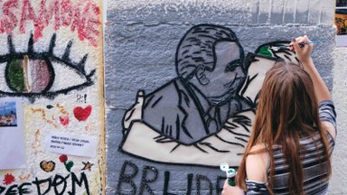 Vilniuje grafičiais papuošti blokai, primenantys Berlyno sieną: piešė net džinsų detalėmis