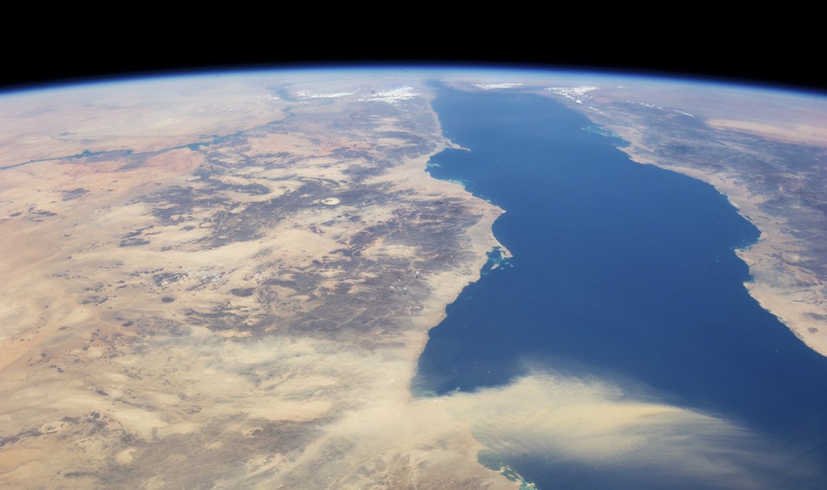 NASA palydovo užfiksuota smėlio audra Egipte. Dešinėje - Saudo Arabija. Palydovai arabų šalims reikalingi tiek dėl karinių priežasčių, tiek dėl klimato ir orų stebėjimo