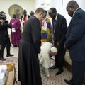 Popiežius pabučiavo kojas Pietų Sudano lyderiams, siekdamas paskatinti taikos procesą
