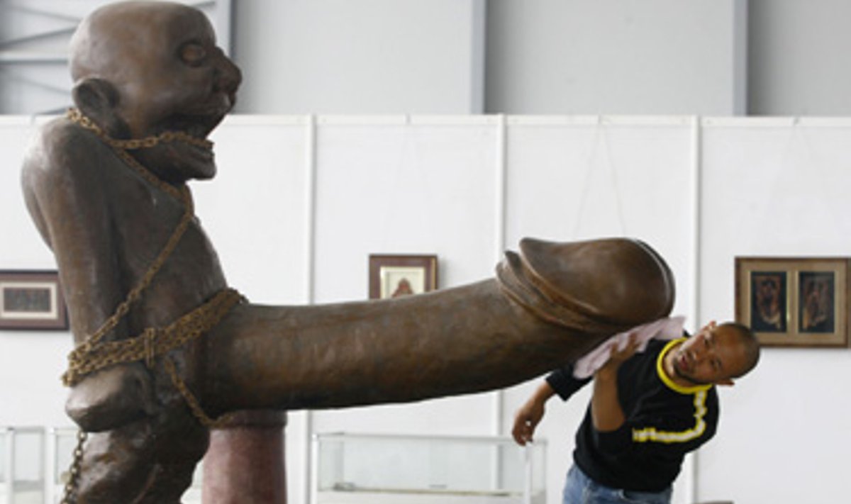 Darbuotojas valo skulptūrą, kuri bus eksponuojama sekso kultūros parodoje Kinijoje.