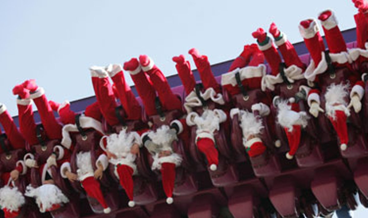 Kalėdų Seneliais persirengę aktoriai dalyvauja atrakcionuose, reklamuodami artėjančias šventes Korėjoje.