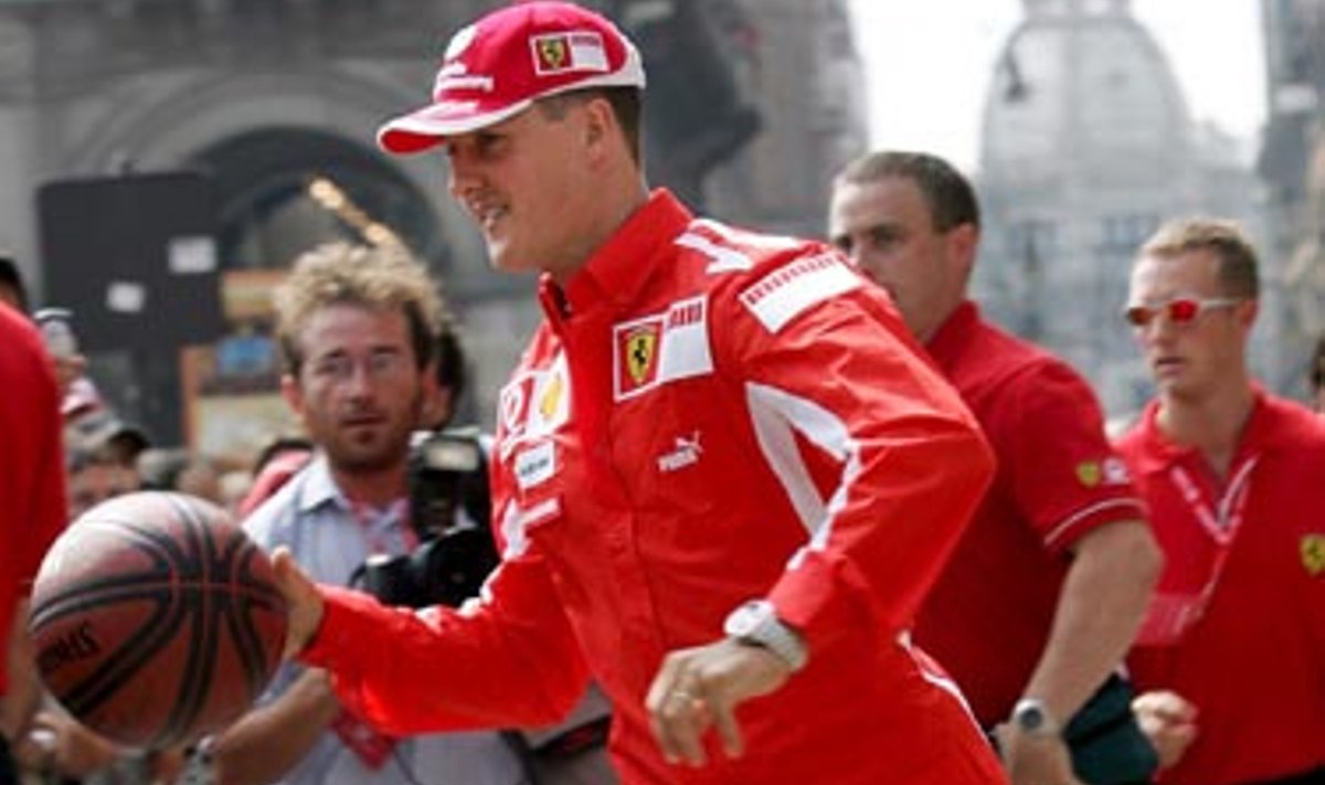 Daugkartinis pasaulio "Formulės-1" lenktynių čempionas vokietis Michaelis Schumacheris ketvirtadienį per "Ferrari" parduotuvės atidarymą Milane (Italija) žaidė krepšinio kamuoliu. 