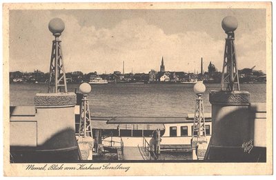 Pro viešbučio balkonus ir nuo rytinės terasos su restorano staliukais atsiverdavo nuostabi panorama į Klaipėdos miestą. 1942 m. išsiųstas atvirukas. Deniso Nikitenkos kolekcija.