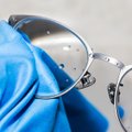 Kaip nuvalyti akinius iki krištolo skaidrumo nenaudojant servetėlės
