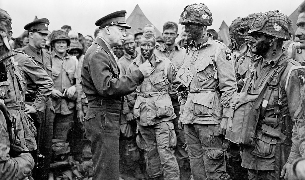 Dwightas Eisenhoweris su JAV desantininkais. 1944-ieji. 