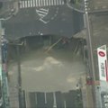 Nufilmuota, kaip Japonijos gatvėje atsiveria smegduobė
