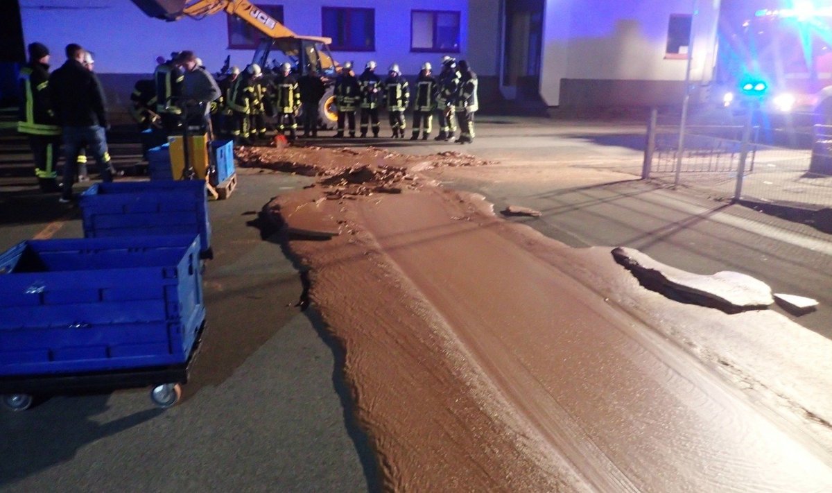 Vokietijoje dėl gedimo fabrike į gatvę išsiliejo tona šokolado