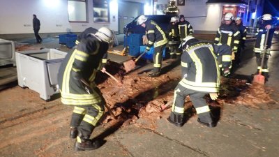 Vokietijoje dėl gedimo fabrike į gatvę išsiliejo tona šokolado