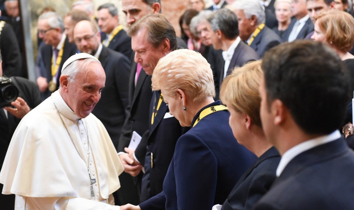 Prezidentė dalyvavo Tarptautinio Karolio Didžiojo apdovanojimo įteikimo Popiežiui Pranciškui ceremonijoje