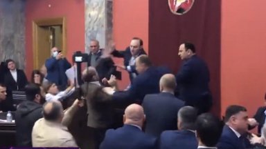 [Delfi trumpai] Sakartvelo parlamente – deputatų muštynės (video)
