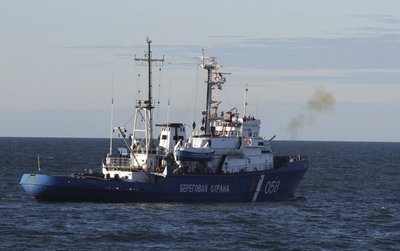 Rusijos laivas šauna įspėjamuosius šūvius į orą