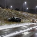 „Čiuožykla“ Vilniuje: „Volvo“ dėl blogos kelio dangos nuvažiavo nuo kelio ir rėžėsi į kalną