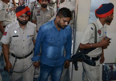 Policija išveda nuteistąjį Deepaką Khajurią