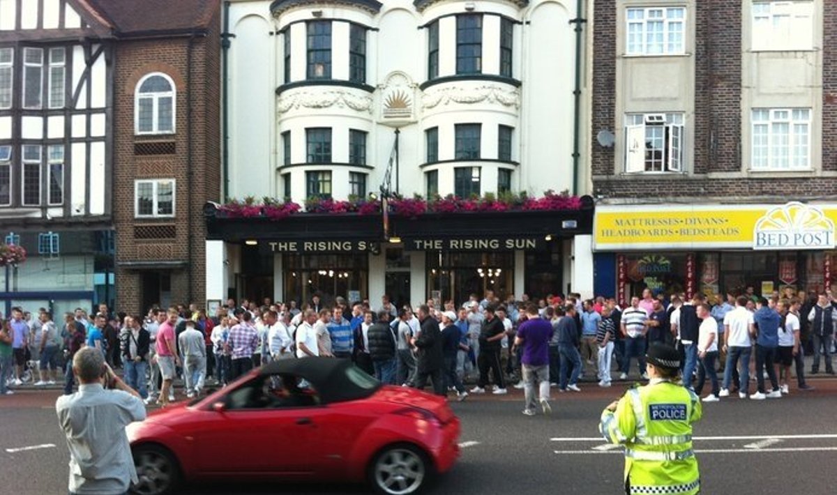 Riaušės Jungtinėje Karalystėje.  4 para. Futbolo fanai buriasi prieš plėšikautojus
