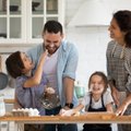 Vaikai – pagalbininkai virtuvėje: padėti ruošti maistą galima vos nuo 3 metukų