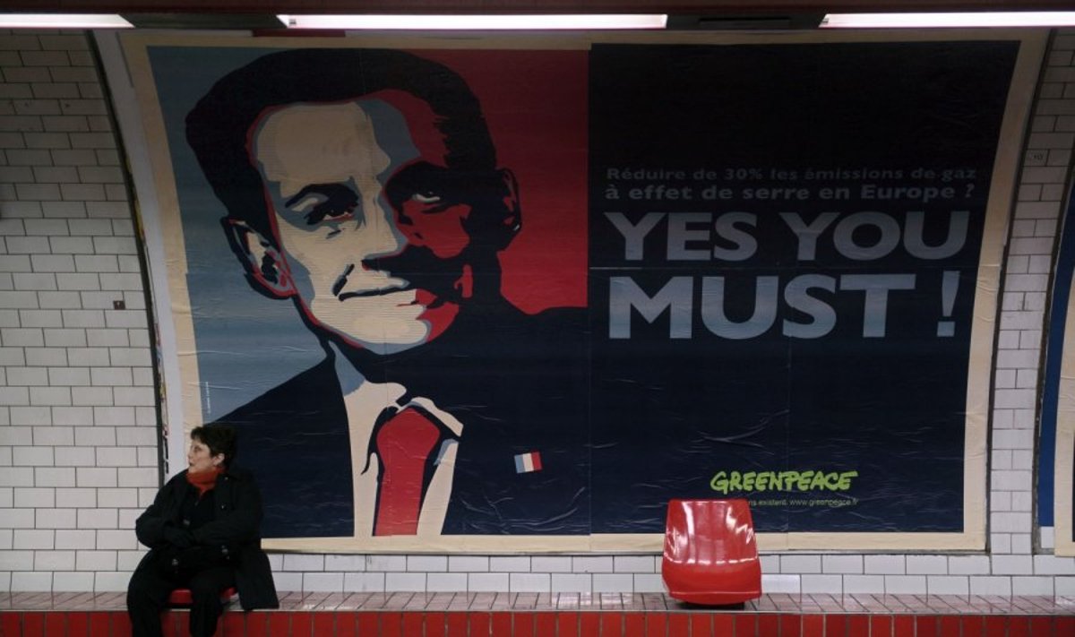 Paryžiaus metro stotelėje „Greenpeace“ aktyvistai, pasinaudoję aliuzija į išrinktojo JAV prezidento Baracko Obamos rinkiminę reklamą, primena Prancūzijos vadovui Nicolas Sarkozy, kad jis turįs 30 proc. sumažinti šiltnamio efektą skatinančių dujų išmetimą.