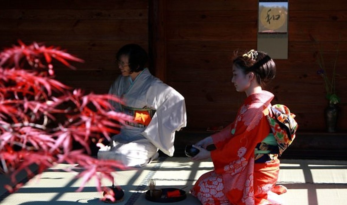 Arbatos gėrimo ceremonija Ryto Rasos sode. Vaišinama Japonijos ambasadorė Miyoko Akashi.