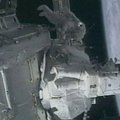 NASA astronautai atidarė TKS apžvalgos kupolo dangčius