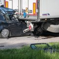 Policija ieško žiaurios avarijos liudininkų: Vilniuje žuvo į vilkiką atsitrenkusio „VW Golf“ vairuotojas