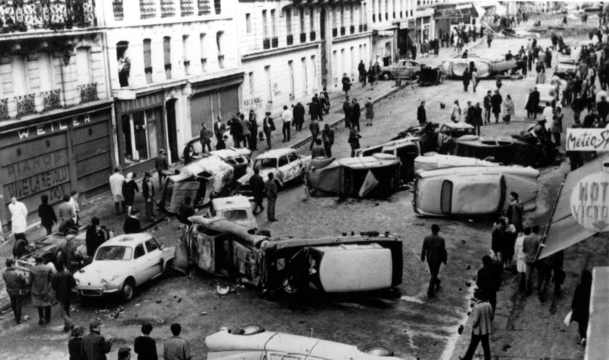 Barikados iš automobilių per streiką 1968 m. Paryžiuje