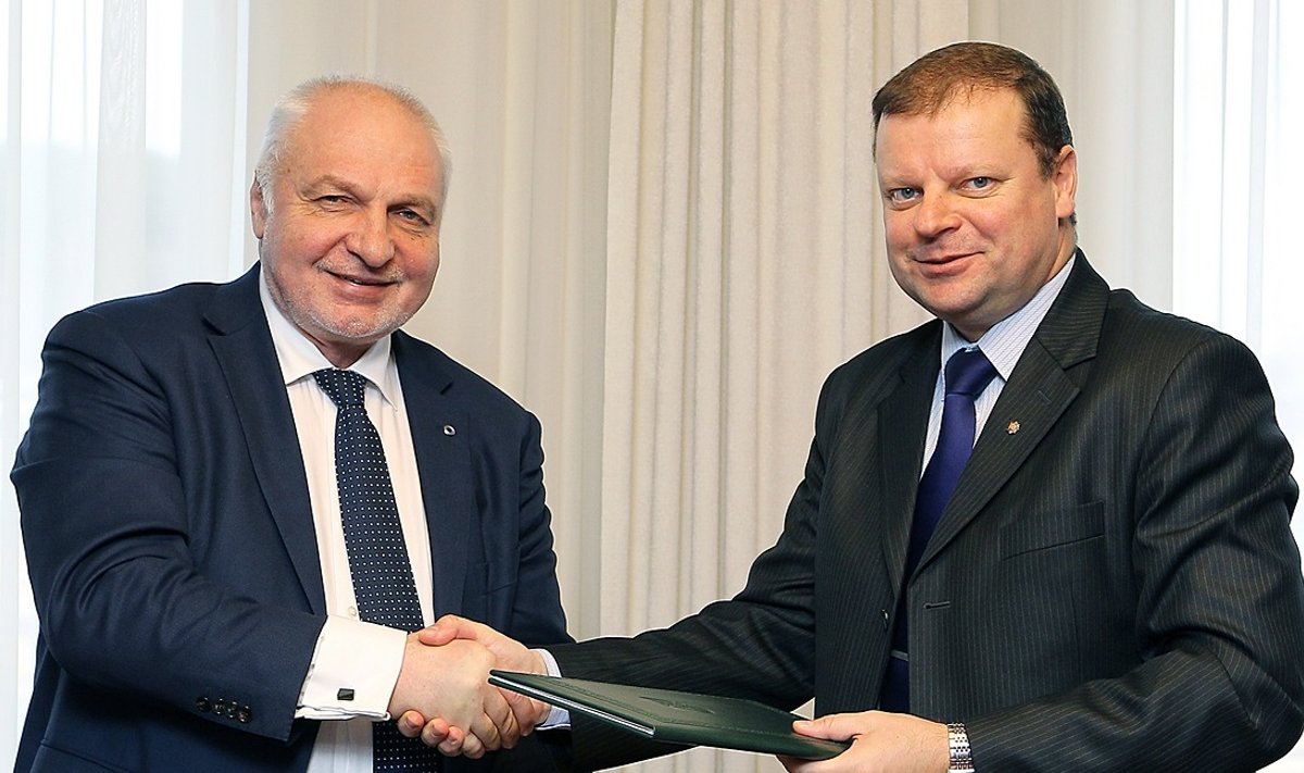 Valentinas Mazuronis ir generalinis komisaras Saulius Skvernelis džiaugiasi sudaryta sutartimi 