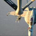 Unikali medžiaga: „F-18“ naikintuvai ore pasipildo kuro