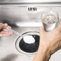 3 paprastos priemonės, kurios padės pašalinti iš virtuvės kriauklės sklindančius nemalonius kvapus