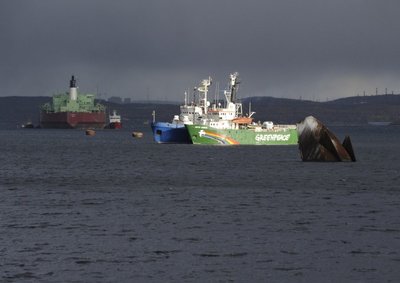 „Greenpeace“ laivas šalia Rusijos pakrantės apsaugos laivo