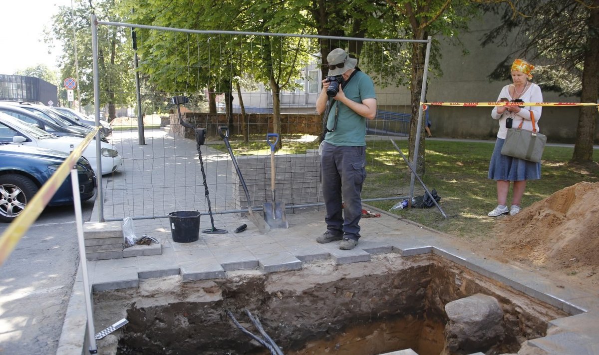 Panevėžio rajono savivaldybės prieigose atkasti du suardyti kapai