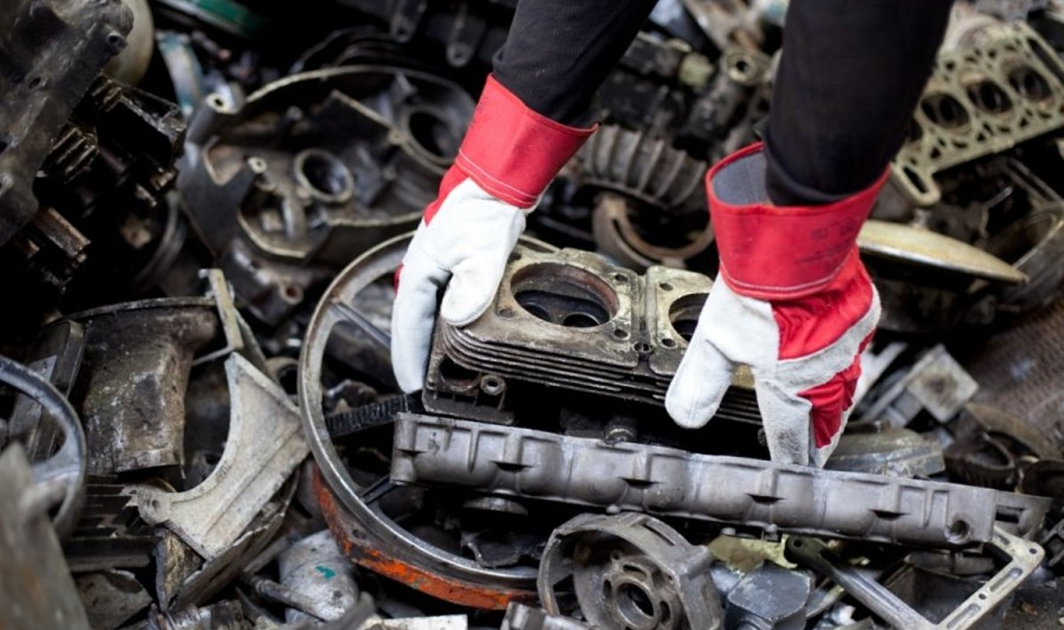 Autoservisų meistrai praktiškai niekad nesulaukia klausimo, kur dės po remonto likusias pavojingas atliekas