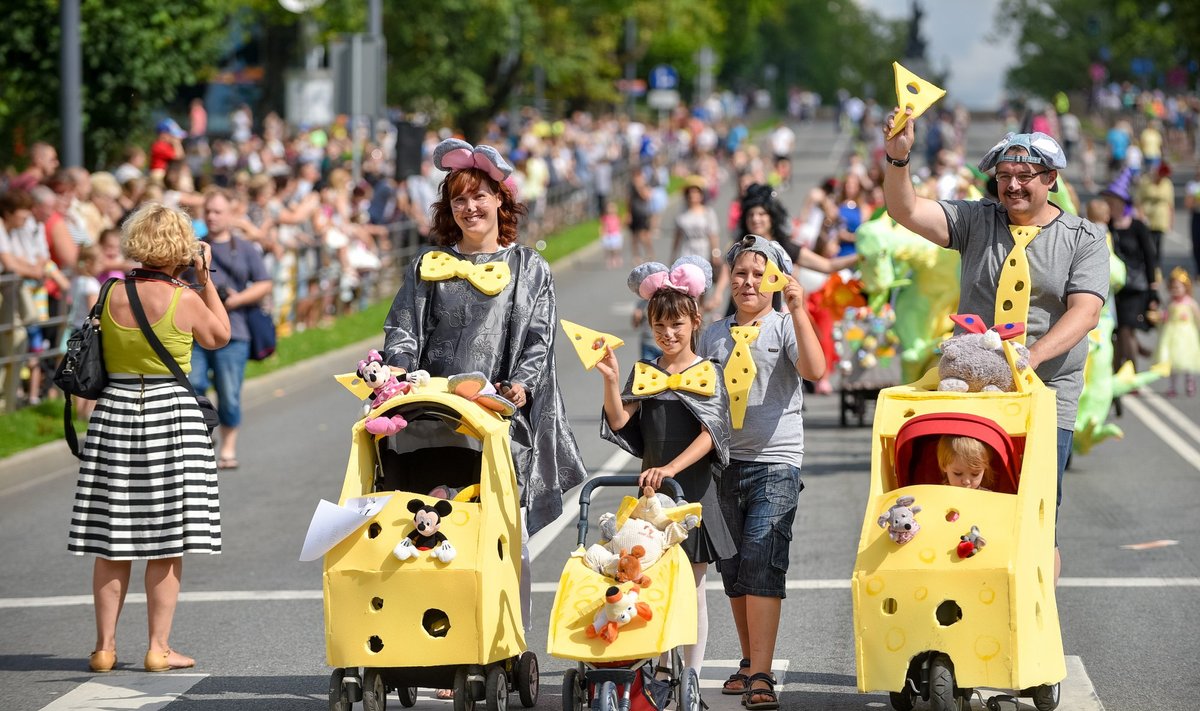Vaikiškų vežimėlių paradas Latvijoje