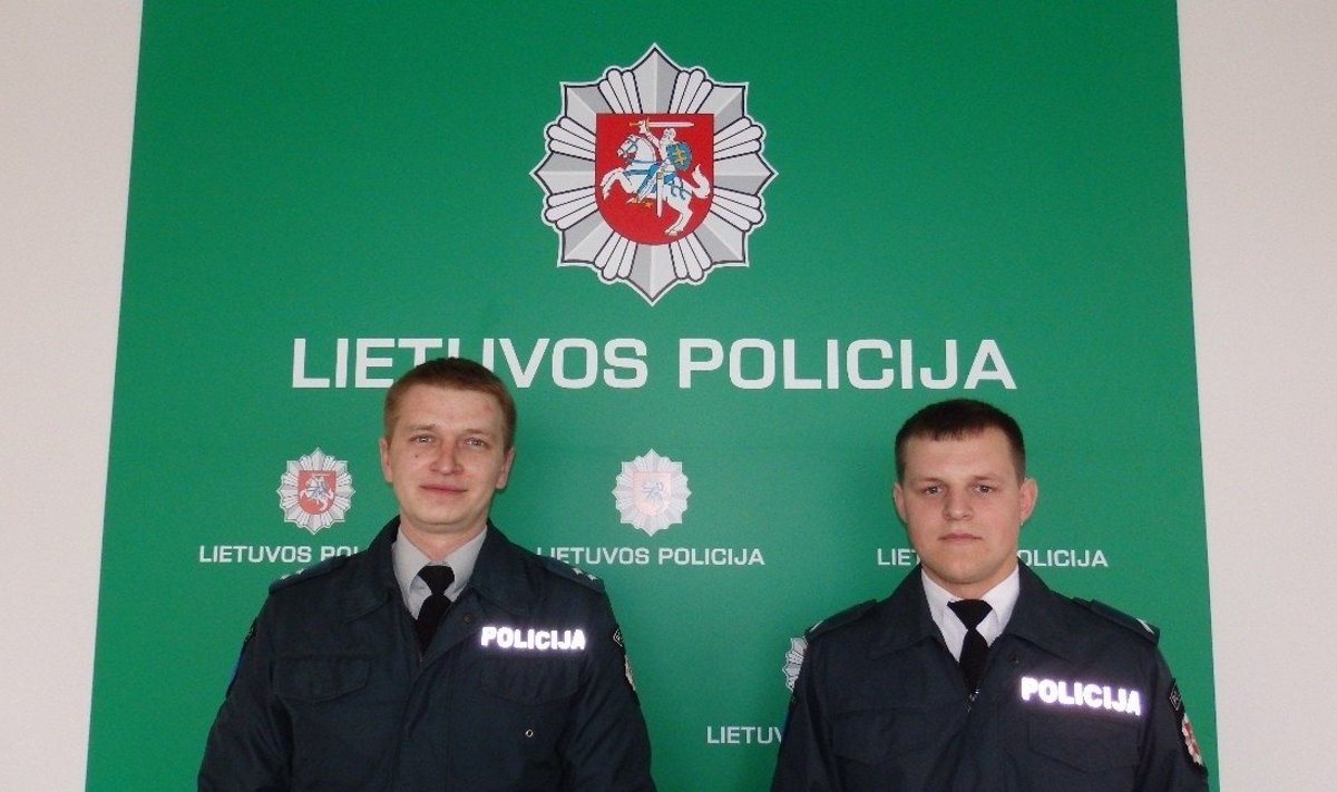 Nuotraukoje iš kairės tyrėjas Irmantas Staliauskas ir vyriausiasis patrulis Antanas Dervinis   