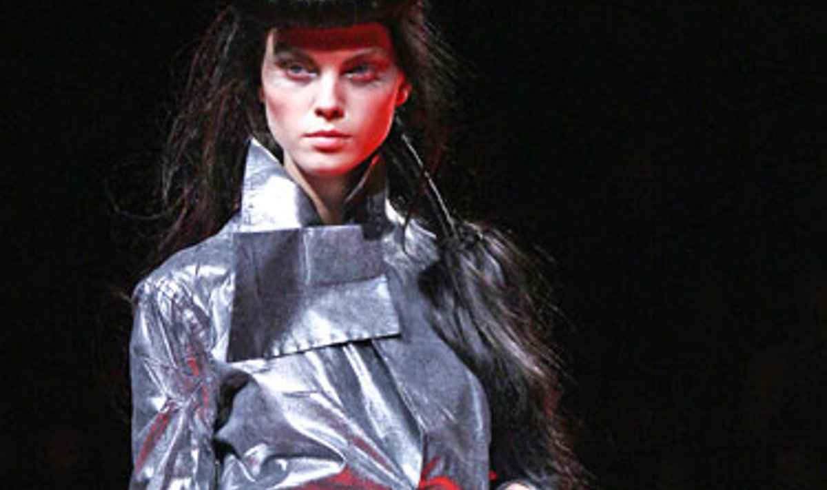 Yohji Yamamoto modelis (2008 m. pavasaris-vasara).