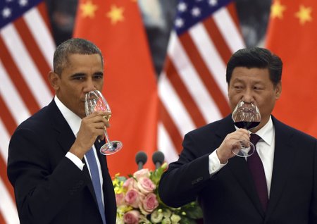 JAV prezidentas Barackas Obama ir Kinijos prezidentas Xi Jinpingas kelia tostą už susitarimą didžiojoje liaudies salėje Pekine 