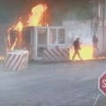 Kosovo šiaurėje serbų jaunuoliai sudegino pasienio kontrolės postą